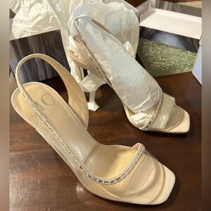 JLo Wynona gorgeous pumps w/rhinestones. Size 8M -Nude/cream. New in box. $23.00